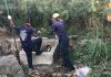 foto de cisterna donde encuentran cuerpos en descomposición