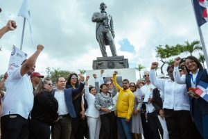 Alcalde Manuel Jimenez entrega estatua y plaleta
